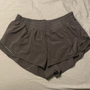 Lululemon Hotty Hot Low-Rise Lined Short 2.5”